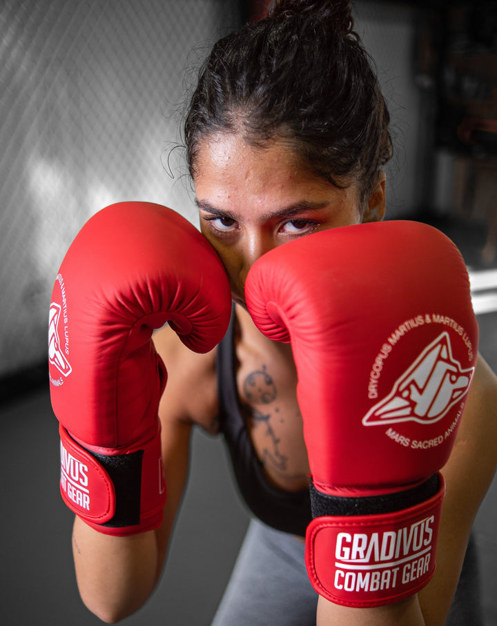 Guantes de boxeo classic clasico boxing box kickboxing muay thai k1 sambo mma ufc bellator artes marciales mars gradivus subete al ring jaula deporte salud entrenamiento pelea combate full contact rojo blanco mujer girl poder femenino