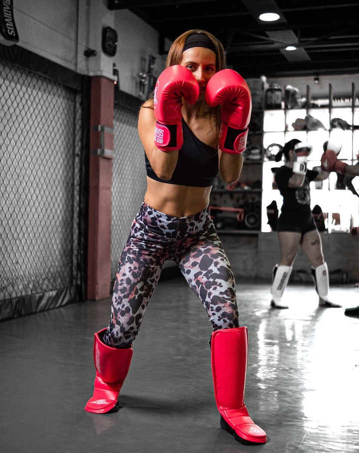 canilleras kickboxing artes marciales rosado guantes de boxeo gradivus poder femenino girl power pelea fight deporte de contacto combate