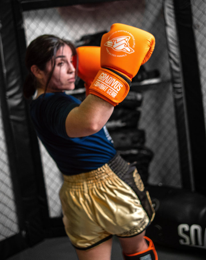 Guantes de boxeo classic clasico boxing box kickboxing muay thai k1 sambo mma ufc bellator artes marciales mars gradivus subete al ring jaula deporte salud entrenamiento pelea combate full contact naranjo blanco mujer girl poder femenino