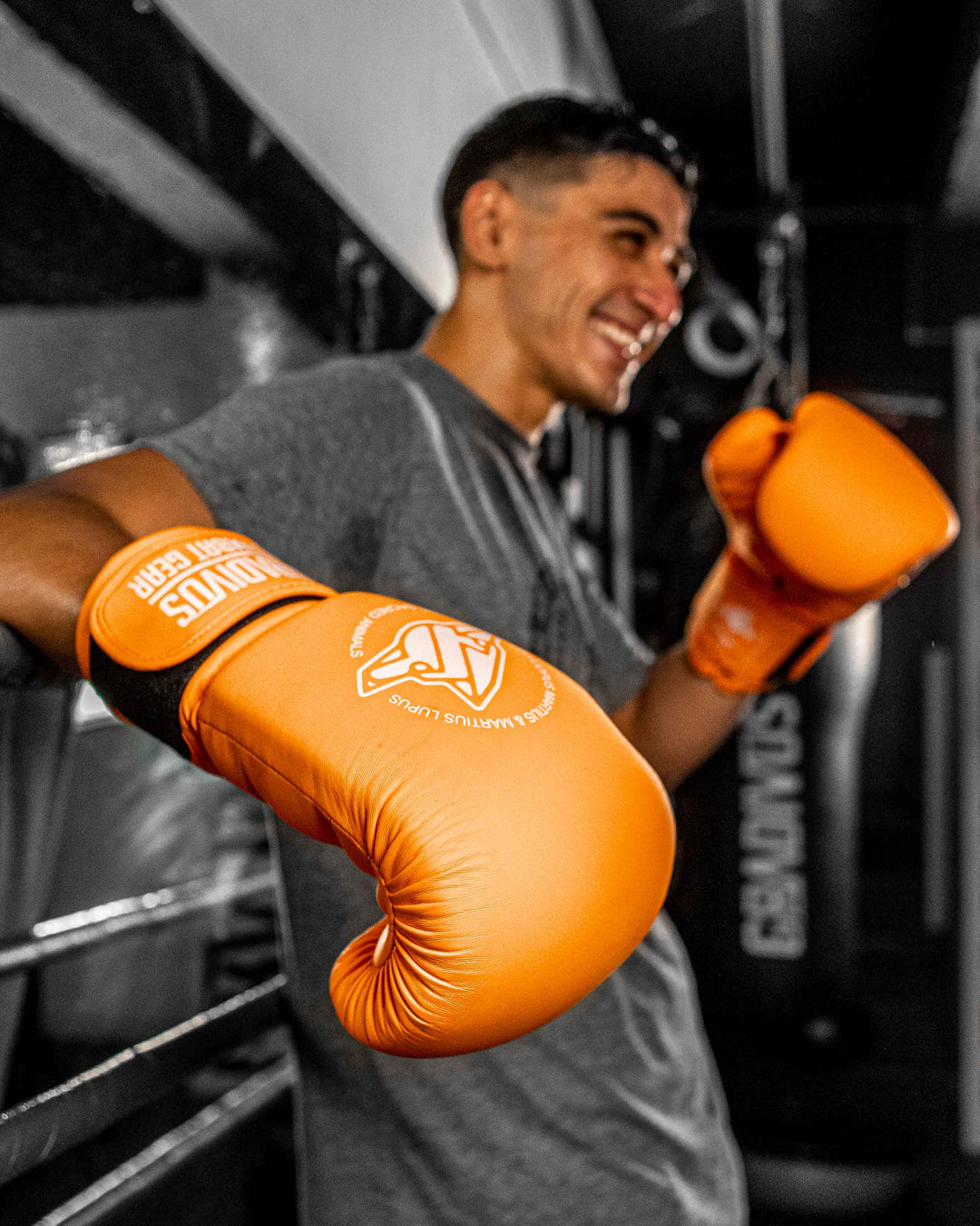 Guantes de boxeo classic clasico boxing box kickboxing muay thai k1 sambo mma ufc bellator artes marciales mars gradivus subete al ring jaula deporte salud entrenamiento pelea combate full contact naranjo blanco
