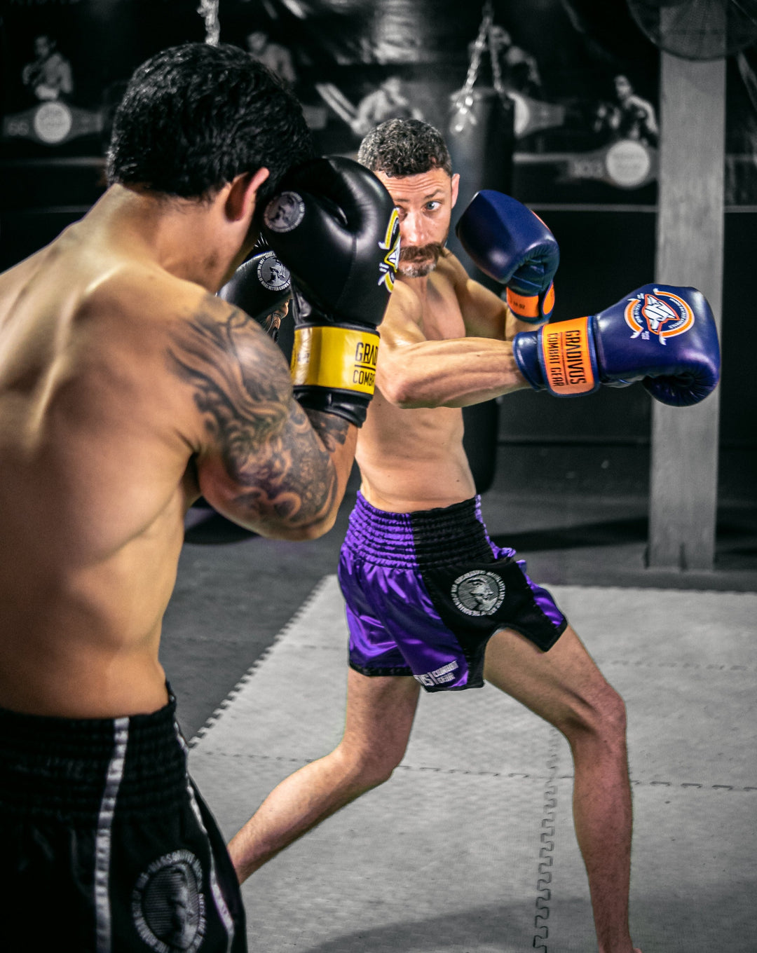 guantes boxeo sparpro cuero autentico vaca box boxing kickboxing muay thai sambo mma ufc bellator glory artes marciales mars gradivus hecho a mano importado subete al ring entrenar hace bien salud y deporte deporte combate full contact sparring morado naranjo