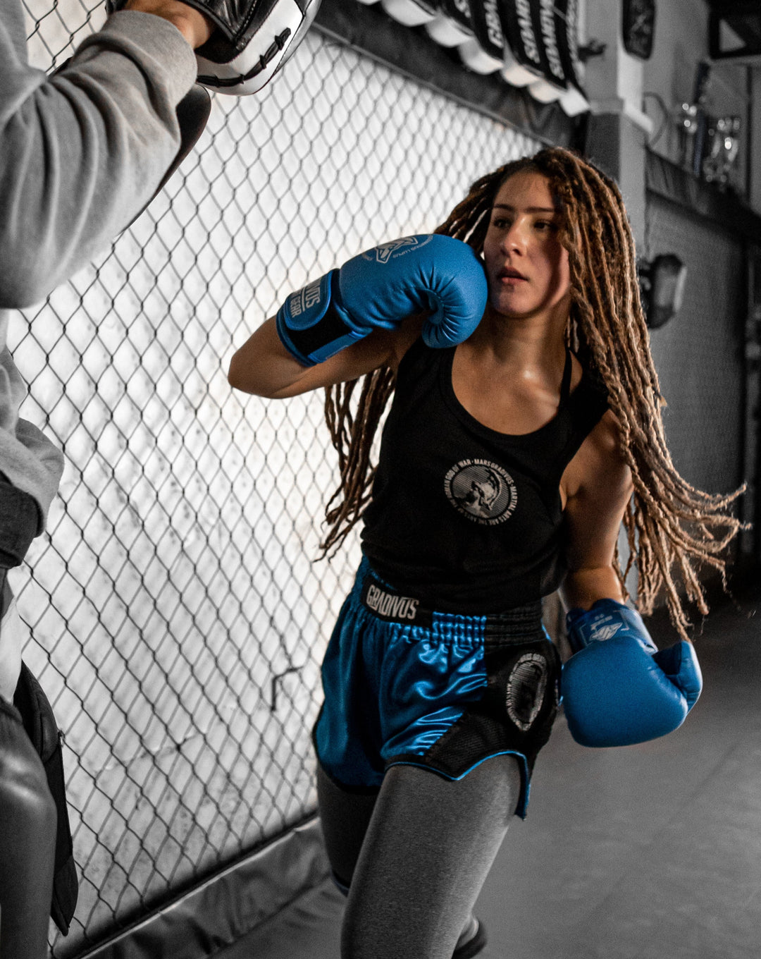 Guantes de boxeo classic clasico boxing box kickboxing muay thai k1 sambo mma ufc bellator artes marciales mars gradivus subete al ring jaula deporte salud entrenamiento pelea combate full contact azul blanco girl mujer poder femenino